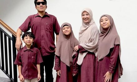 Desta Dan Natasha Rizky Tampil Kompak Saat Rayakan Lebaran