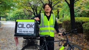 Viral Penjual Cilok Bersepeda Asal Indonesia Di Korea Selatan