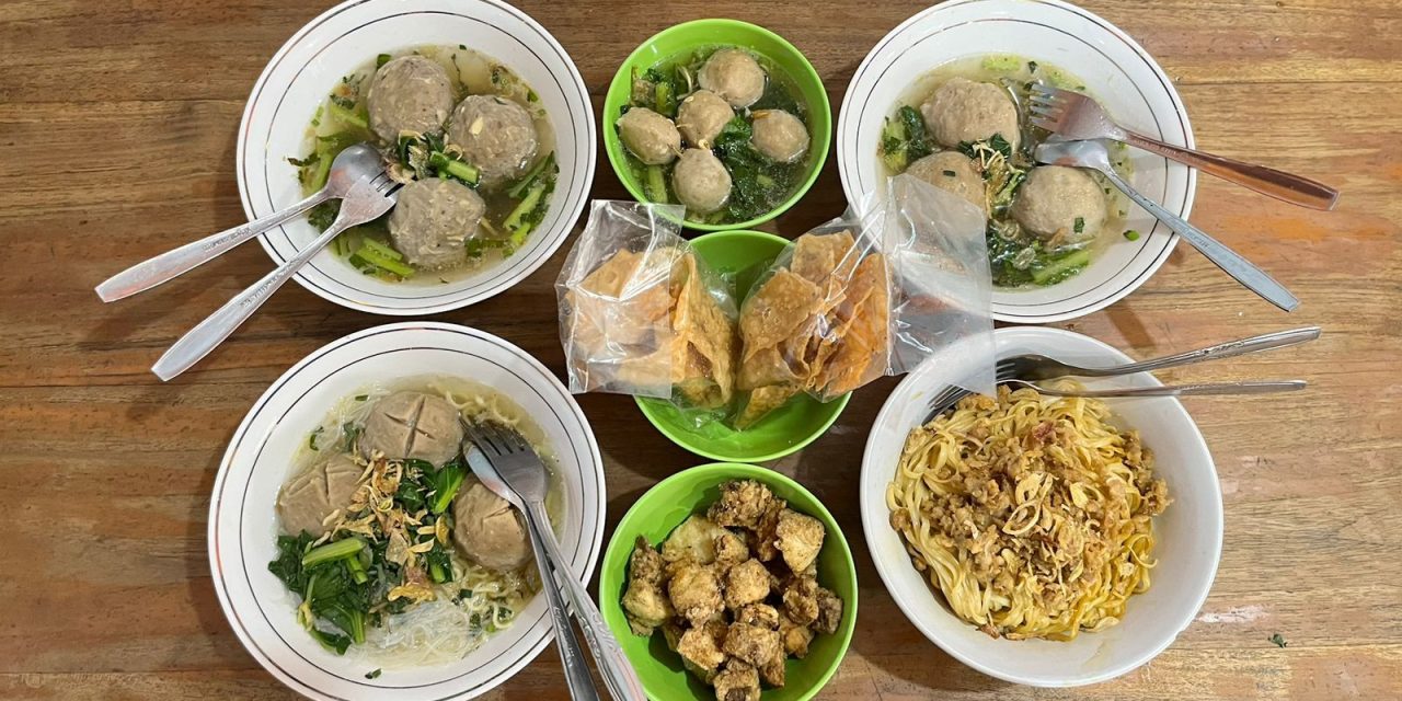 9 Kedai Bakso Paling Legendaris Yang Wajib Dikunjungi Saat Libur