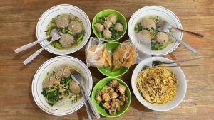 9 Kedai Bakso Paling Legendaris Yang Wajib Dikunjungi Saat Libur