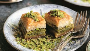 Baklava Turki: Pastri Filo Lapis Pistachio Dan Madu Pemikat Dunia