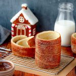 Chimney Cake Hongaria: Sensasi Roti Cerobong Asap Khas Eropa