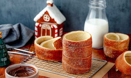 Chimney Cake Hongaria: Sensasi Roti Cerobong Asap Khas Eropa