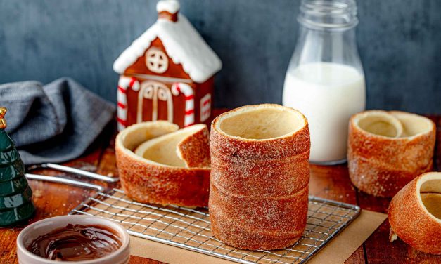 Chimney Cake Hongaria: Sensasi Roti Cerobong Asap Khas Eropa
