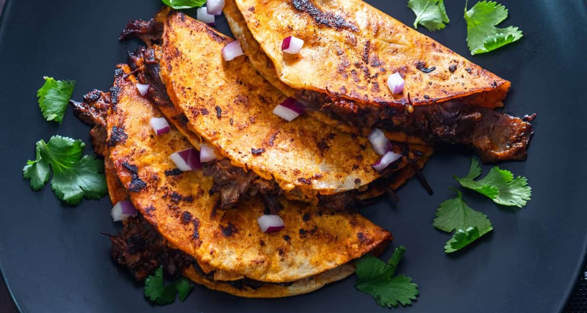 Menikmati Birria Tacos Meksiko Yang Dicelup Kuah Kaldu Pedas