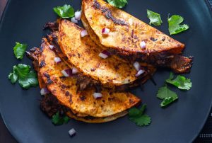 Menikmati Birria Tacos Meksiko Yang Dicelup Kuah Kaldu Pedas