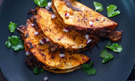 Menikmati Birria Tacos Meksiko Yang Dicelup Kuah Kaldu Pedas