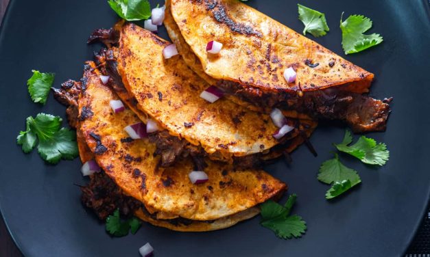 Menikmati Birria Tacos Meksiko Yang Dicelup Kuah Kaldu Pedas