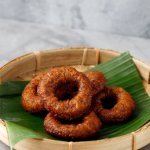 Sensasi Kue Kaak, Roti Cincin Tradisional Yang Mulai Langka