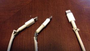Trik Atasi Kabel Charger Longgar Pakai Benang Jahit