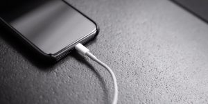 Trik Lindungi Kabel Charger HP Cuma Pakai Per Pulpen Bekas