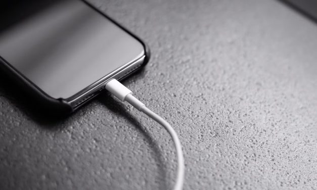 Trik Lindungi Kabel Charger HP Cuma Pakai Per Pulpen Bekas