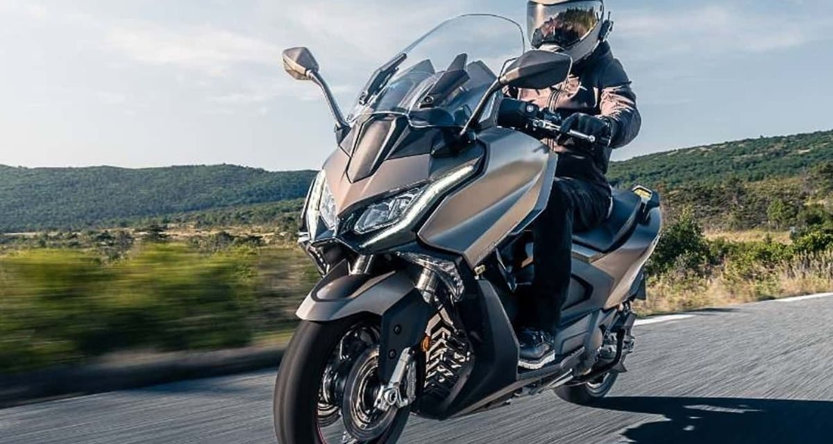 Kymco AK570 Premium: Maxi Tourer Dengan Navigasi Noodoe AI