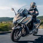 Kymco AK570 Premium: Maxi Tourer Dengan Navigasi Noodoe AI