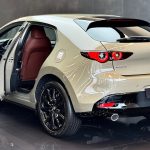 Mazda 3 Hatchback Carbon Edition: Dengan Warna Zircon Sand