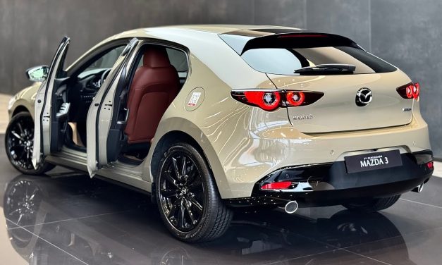 Mazda 3 Hatchback Carbon Edition: Dengan Warna Zircon Sand